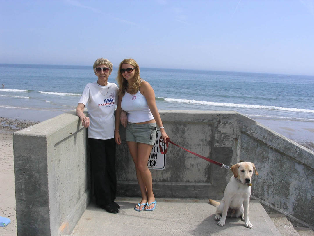 Nadine, Stacie, Tucker at seawall July 2005.jpg 126.3K